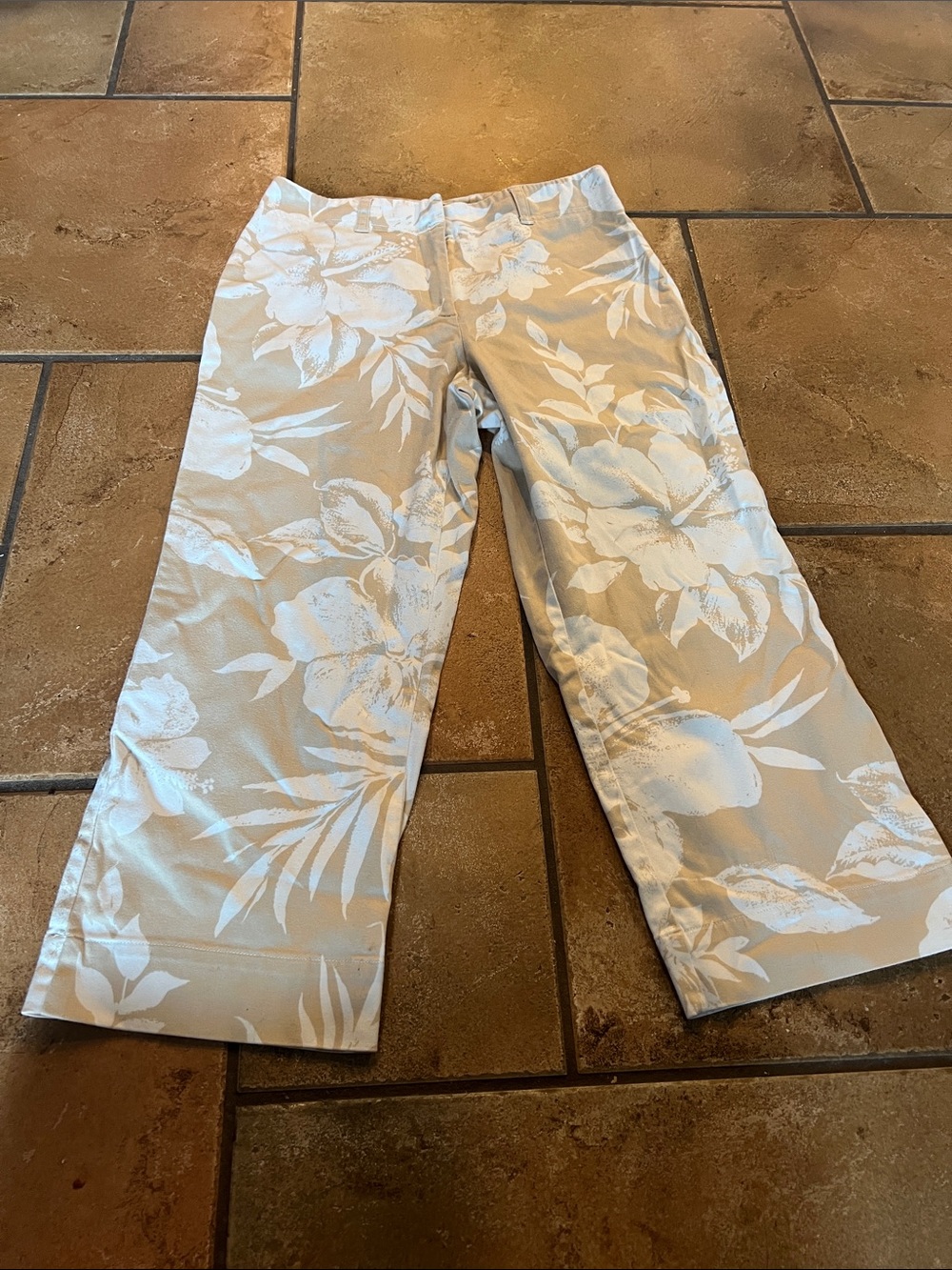 NEW YORK & CO FLORAL CAPRIS